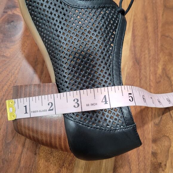 Woman's Comfortiva Almyra Vintage Inpired Silhouette Perforated Leather Size 11 - Picture 12 of 12